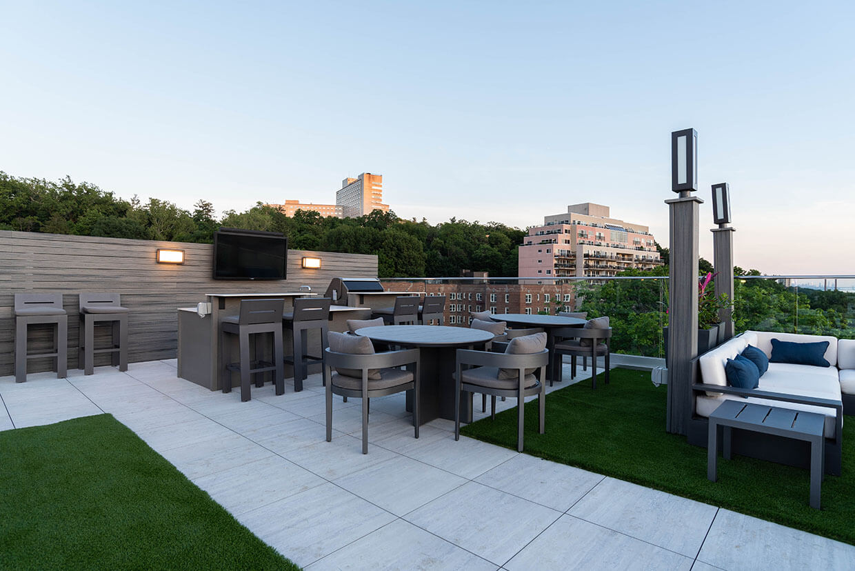 Stratus Building Features – Roof Deck BBQ Station, Bar & Outdoor TV