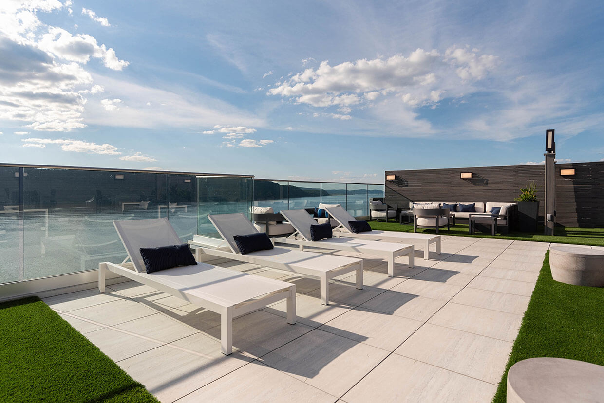Stratus Building Features – Roof Deck Looking North with Chaise Lounge Chairs
